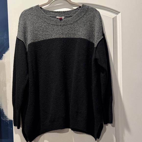 Vince Camuto Sweaters - Extended Shoulder Colorblock Sweater by Vince Camuto 1X in  black and grey